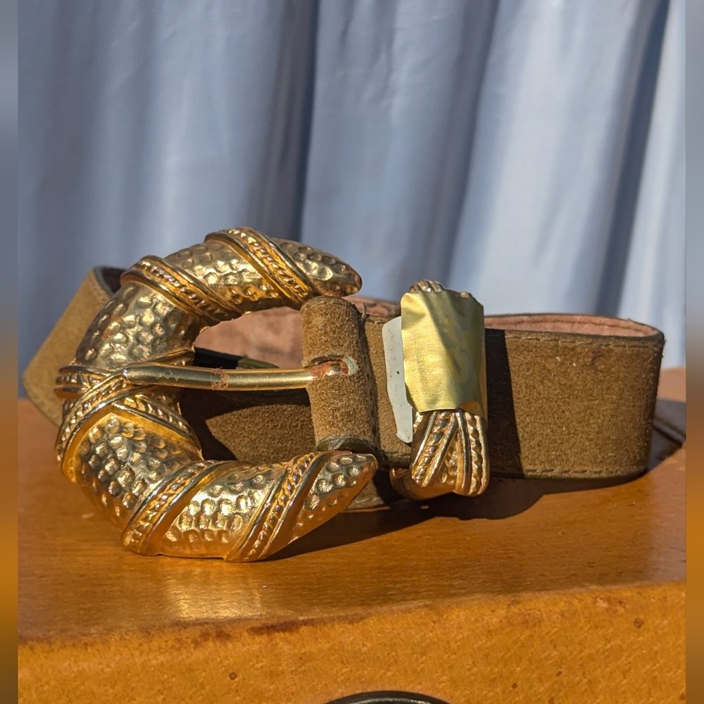 CHUNKY BUCKLE GOLD AND SUDE BELT